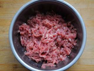 2、经典家常菜之鱼香肉丝（清真牛肉版）,牛肉切成丝，用半勺盐，1勺料酒，少许胡椒粉抓匀后腌制15分钟，再用2勺油拌匀备用。