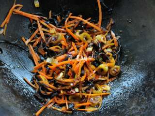 10、经典家常菜之鱼香肉丝（清真牛肉版）,下入胡萝卜丝和木耳丝翻炒均匀。