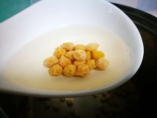 2、糖尿病菜谱～鹰嘴豆蔬菜沙拉,倒入清水泡发四小时