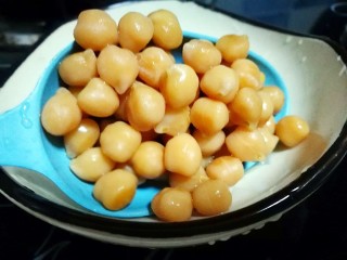 3、糖尿病菜谱～鹰嘴豆蔬菜沙拉,泡发好的鹰嘴豆煮熟捞出