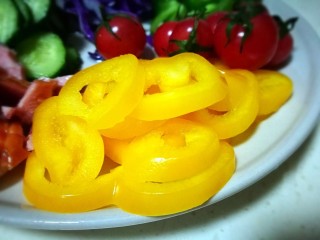 5、糖尿病菜谱～鹰嘴豆蔬菜沙拉,彩椒切成椒圈