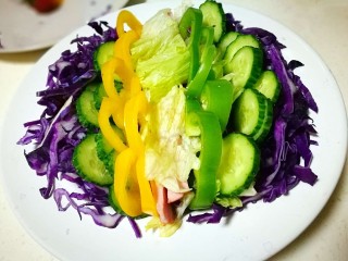 12、糖尿病菜谱～鹰嘴豆蔬菜沙拉,摆上黄瓜片 彩椒圈和青椒圈 生菜