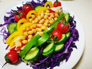 13、糖尿病菜谱～鹰嘴豆蔬菜沙拉,生菜上挤些番茄酱 倒入鹰嘴豆 摆上樱桃番茄