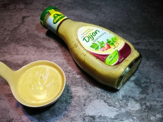14、糖尿病菜谱～鹰嘴豆蔬菜沙拉,沙拉酱 倒入小碟