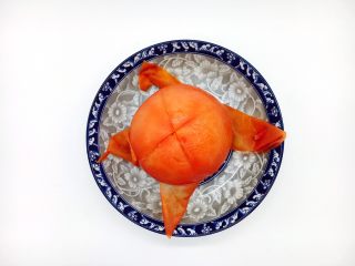 3、#懒人料理# 西红柿炒鸡蛋圆白菜,轻轻松松就把西红柿皮剥下了。