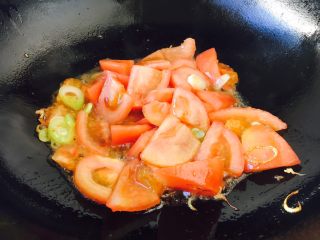 8、#懒人料理# 西红柿炒鸡蛋圆白菜,随后放入西红柿。