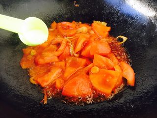 10、#懒人料理# 西红柿炒鸡蛋圆白菜,把西红柿和番茄酱翻炒均匀，炒出红油，放入适量的盐和少许糖调味。