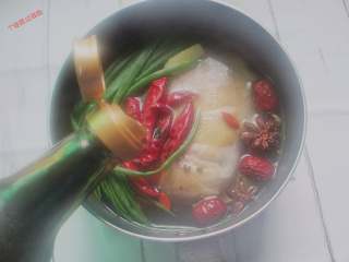 8、吮指鸡腿,加入2勺酱油、2勺耗油、1勺盐