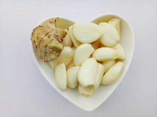 2、万能秘制辣椒油,姜蒜切末。