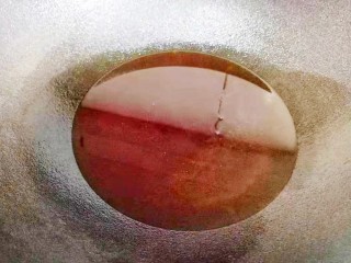 4、万能秘制辣椒油,热锅热油。