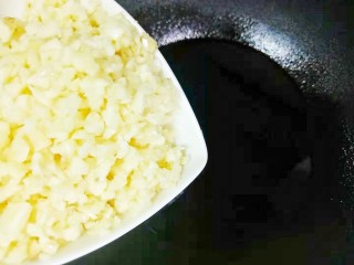 5、万能秘制辣椒油,加入姜蒜爆香。