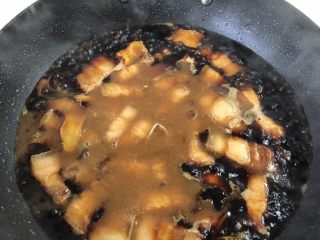 5、秘制红烧肉-“米饭杀手”,加水沒过肉块,盖盖子烧开。