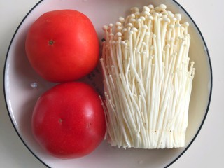 1、番茄金针菇,准备食材