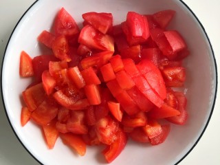 5、番茄金针菇,把去皮的番茄切丁