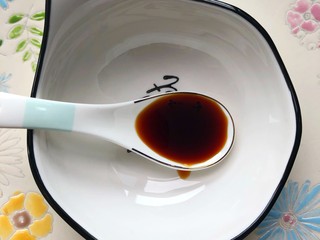 6、番茄金针菇,调酱汁:一勺生抽