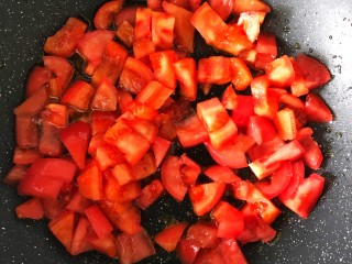 10、番茄金针菇,起锅烧油倒入番茄丁，炒至番茄出汁。