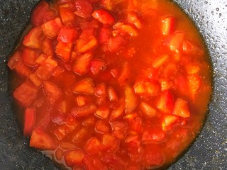 12、番茄金针菇,倒入酱汁