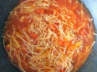 14、番茄金针菇,继续翻炒两分钟