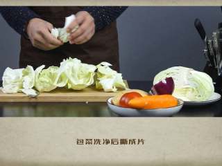 4、干贝罗宋汤,包菜洗净后撕成片