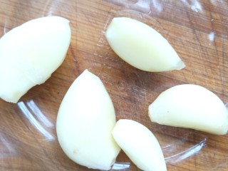 6、#爽口凉菜#凉拌野菜水芹菜,蒜拨皮洗净