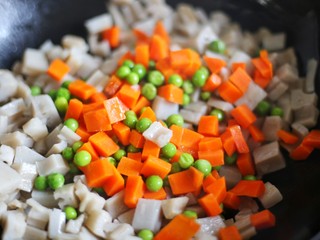 8、下饭神器小炒藕丁,加胡萝卜青豆翻炒。