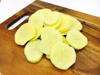 3、会跳舞的大土豆,把土豆切成片