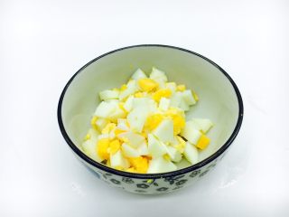 11、会跳舞的大土豆,把煮熟的鸡蛋切成小碎丁