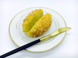 24、会跳舞的大土豆,把炸好的土豆放在盘子里，用刀在中间刨开，刨开约五分之四，如图。