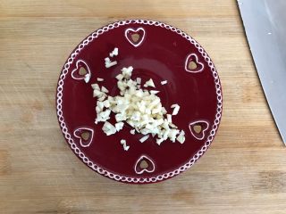 2、蒜香酸辣土豆丝,大蒜去皮洗净,如图所示,切成末,备用