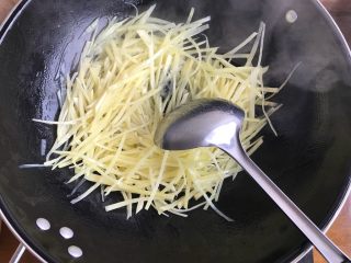 8、蒜香酸辣土豆丝,翻炒30秒