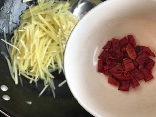 10、蒜香酸辣土豆丝,加入干红辣椒
