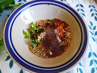 3、凉拌菠菜粉丝,加入辣椒粉，芝麻，生抽，香醋，白糖，盐