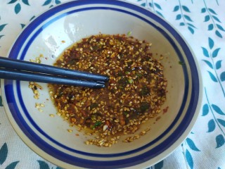 4、凉拌菠菜粉丝,淋热油，拌匀