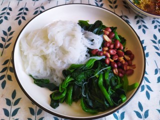 7、凉拌菠菜粉丝,加入花生
