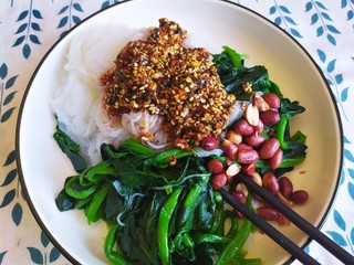 8、凉拌菠菜粉丝,加入料汁