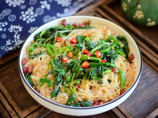 9、凉拌菠菜粉丝,拌匀即可