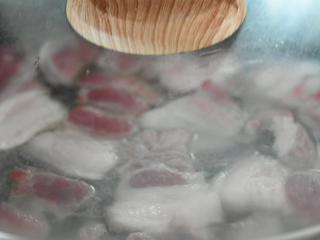 5、厨师长拿手菜，农家回锅肉，必吃三大碗饭！,盖上盖子，当肉片变色后，关火，开盖
