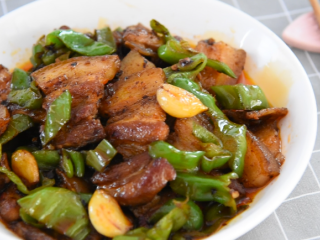 11、厨师长拿手菜，农家回锅肉，必吃三大碗饭！,加入肉片大火翻炒均匀，即可出锅