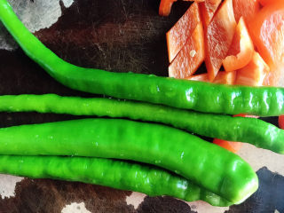 2、青椒炒猪肝,青辣椒、红彩椒准备好