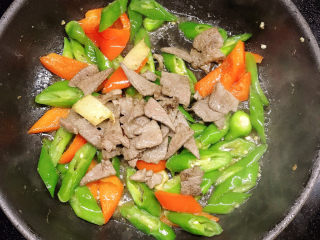 13、青椒炒猪肝,炒至9成熟时放入炒好的猪肝