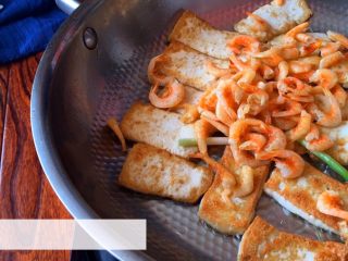 7、《蒋侍郎豆腐》,放入葱白、虾米