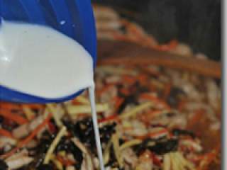 11、鱼香肉丝,在倒入水淀粉边炒边倒，直到汤汁很浓就可以关火了。