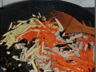 9、鱼香肉丝,倒入冬笋丝，胡萝卜，木耳转大火炒一下在倒入肉丝。