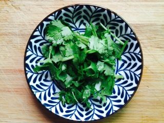 5、营养滋补+白萝卜筒骨汤,香菜洗干净切段