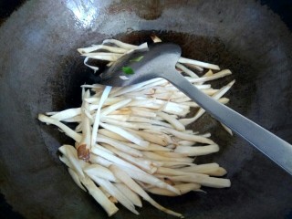 7、酱香鸡肉,锅中放入适量植物油，放入杏鲍菇炒软