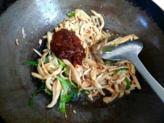 11、酱香鸡肉,加入两勺海天黄豆酱