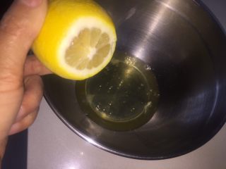 5、一口肉松小贝+#美食拔草大作战#,打发蛋清,滴几滴柠檬汁(没有柠檬汁可以滴几滴白醋,都没有可以忽略不放)。