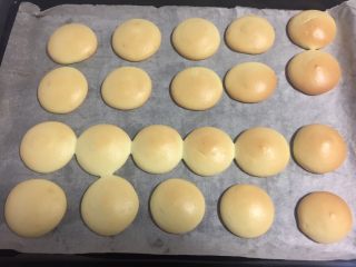 13、一口肉松小贝+#美食拔草大作战#,烘烤结束及时取出,把油纸拖到晾网架上散热。