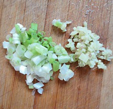 11、杏鲍菇爆鲈鱼,姜和葱切碎