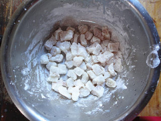 9、杏鲍菇爆鲈鱼,放入淀粉用手抓匀，腌制十分钟